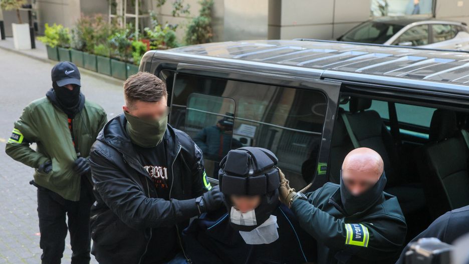 Sprawca ataku na terenie kampusu UW w prokuraturze
Fot. Wojciech Olkusnik/East News, Warszawa, 08.05.2025. Mieszko R - sprawca napasci na terenie Kampusu Uniwersyteckiego UW, przesluchiwany w Prokuraturze Rejonowej Srodmiescie-Polnoc.
Wieczorem 7 maja na teren uczelni wtargnal mlody mezczyzna i zaatakowal siekiera znajdujace si? tam osoby. Nie zyje kobieta, pracownik strazy uniwersyteckiej - z obrazeniami ciala zosta?a przewieziona do szpitala.
Wojciech Olkusnik