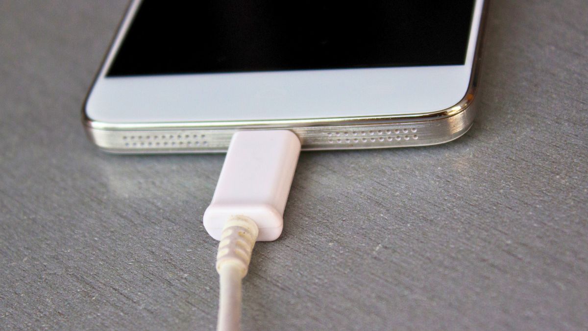 Telefon podłączony do ładowarki