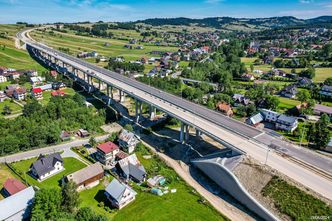 Zbudowali im drogę nad głowami. "Spodziewamy się dużej uciążliwości"