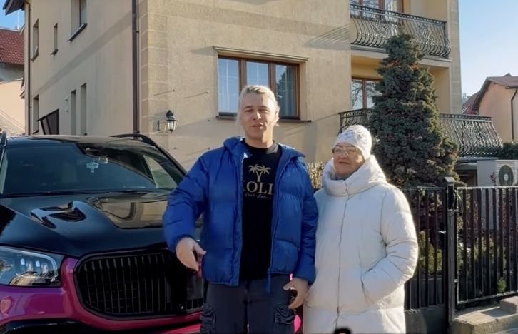 Skolim z babcią przed willą w Międzyzdrojach