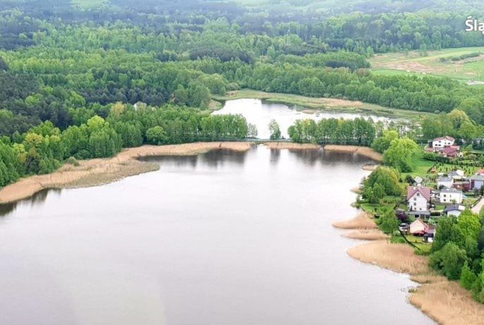 Śląskie. Stany ostrzegawcze na rzekach południa regionu nadal są przekroczone, występują podtopienia posesji i dróg.