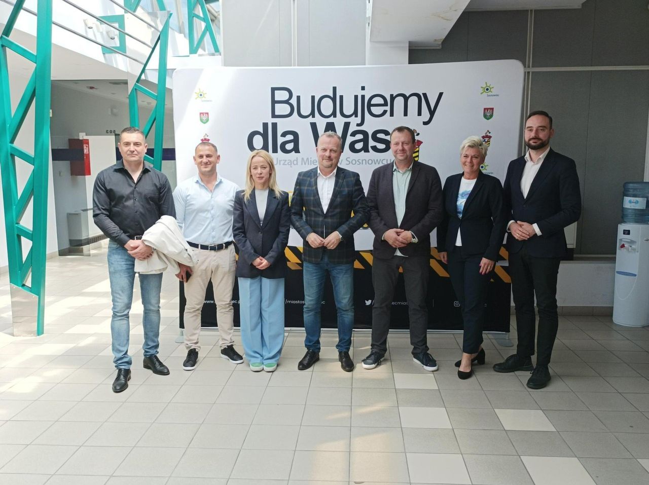 Nowe inwestycje w Sosnowcu. Boisko dla uczniów i remont dachu dla seniorów. "Podstawą jest dbanie o komfort mieszkańców"