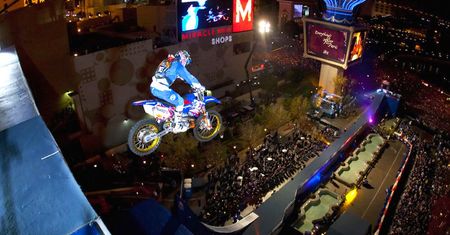 Za skok na motocyklu otrzymał 2 mln dolarów. Dlaczego Red Bull wyłożył tyle forsy?