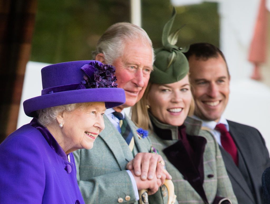 Peter i Autumn Phillipsowie z księciem Karolem i królową Elżbietą II