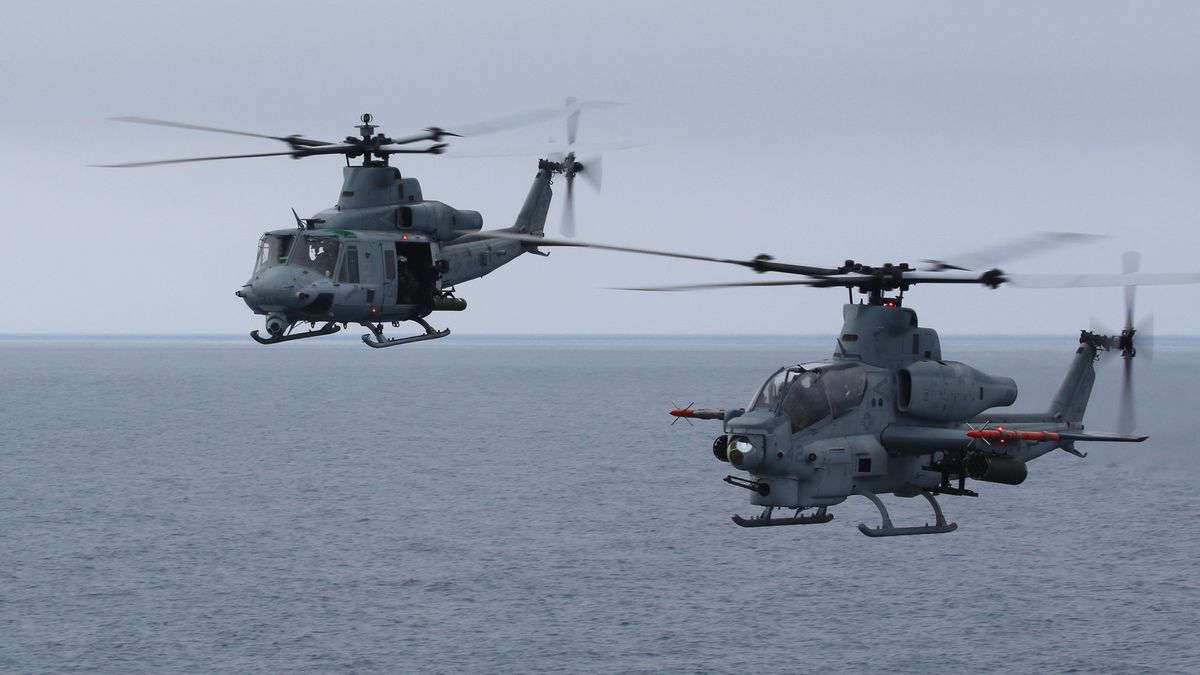 Przelot śmigłowca UH-1Y Venom w parze z AH-1Z Viper.