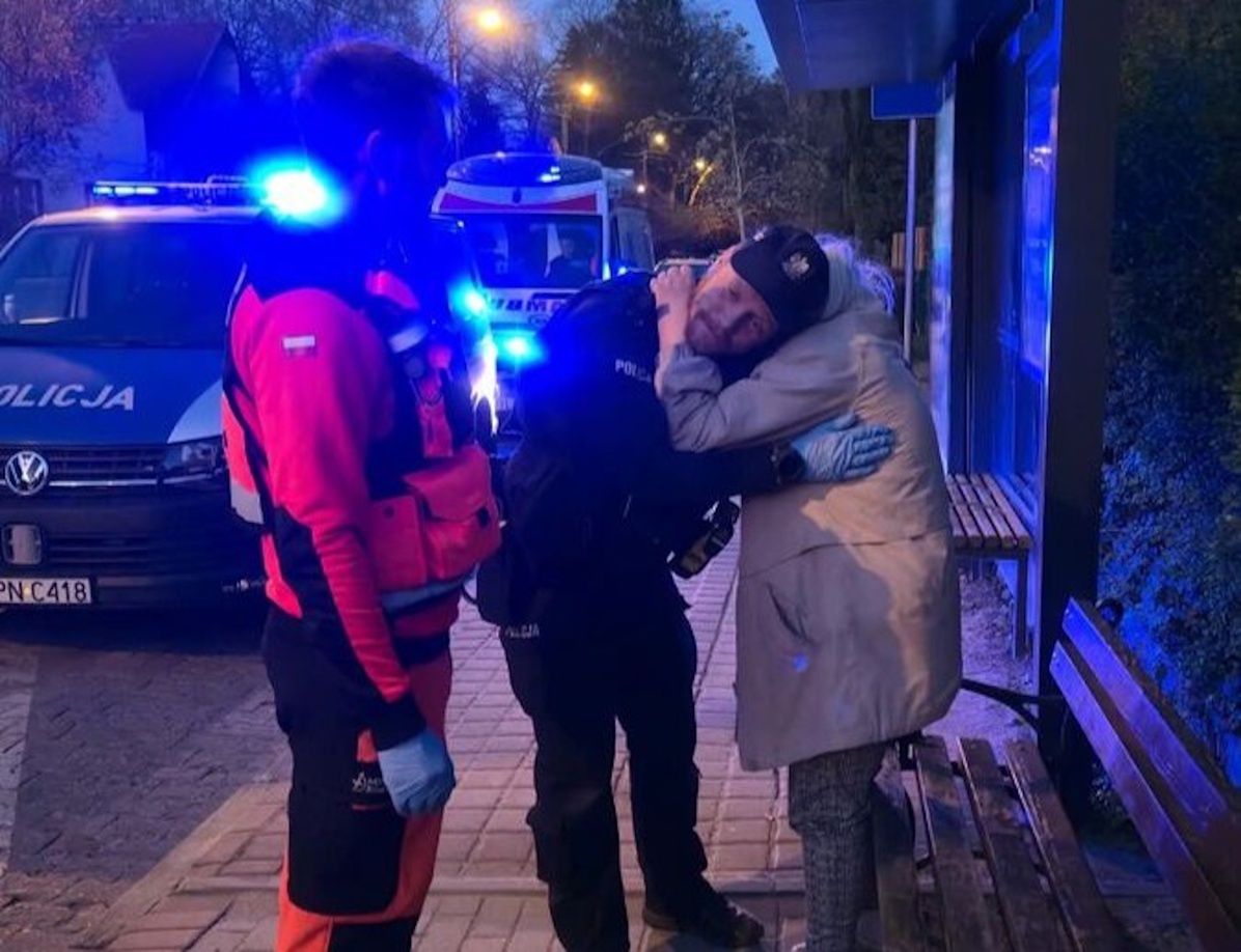 Seniorka na przystanku. Policjanci apelują
