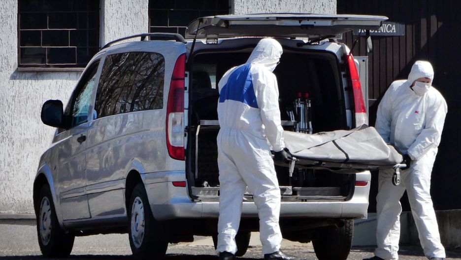 Koronawirus. Pogrzeb w czasach epidemii wiąże się z dodatkowymi opłatami dla rodzin ofiar COVID-19