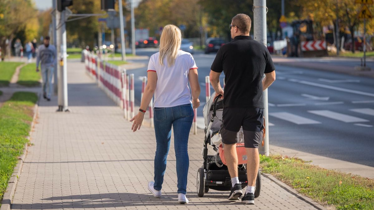 Stock ArZi
fot: Arkadiusz Ziolek/ East News. Warszawa, 14.10.2019.   n/z Rodzina na spacerze z malym dzieckiem w wozku.
ARKADIUSZ ZIOLEK