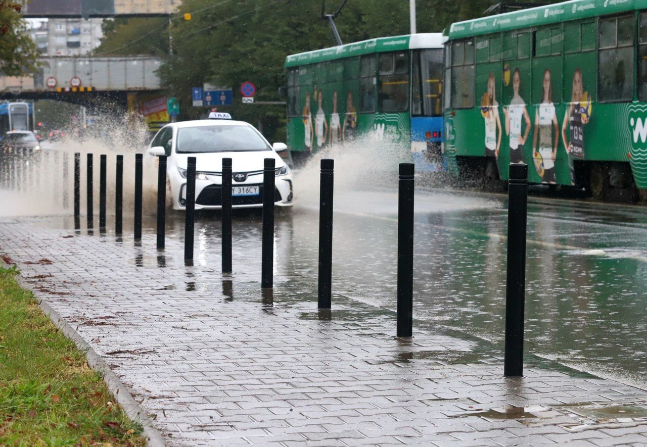 Nadciąga niż genueński. Prognozy pogody są niepokojące. IMGW: "Sytuacja jest dynamiczna i bardzo niebezpieczna"