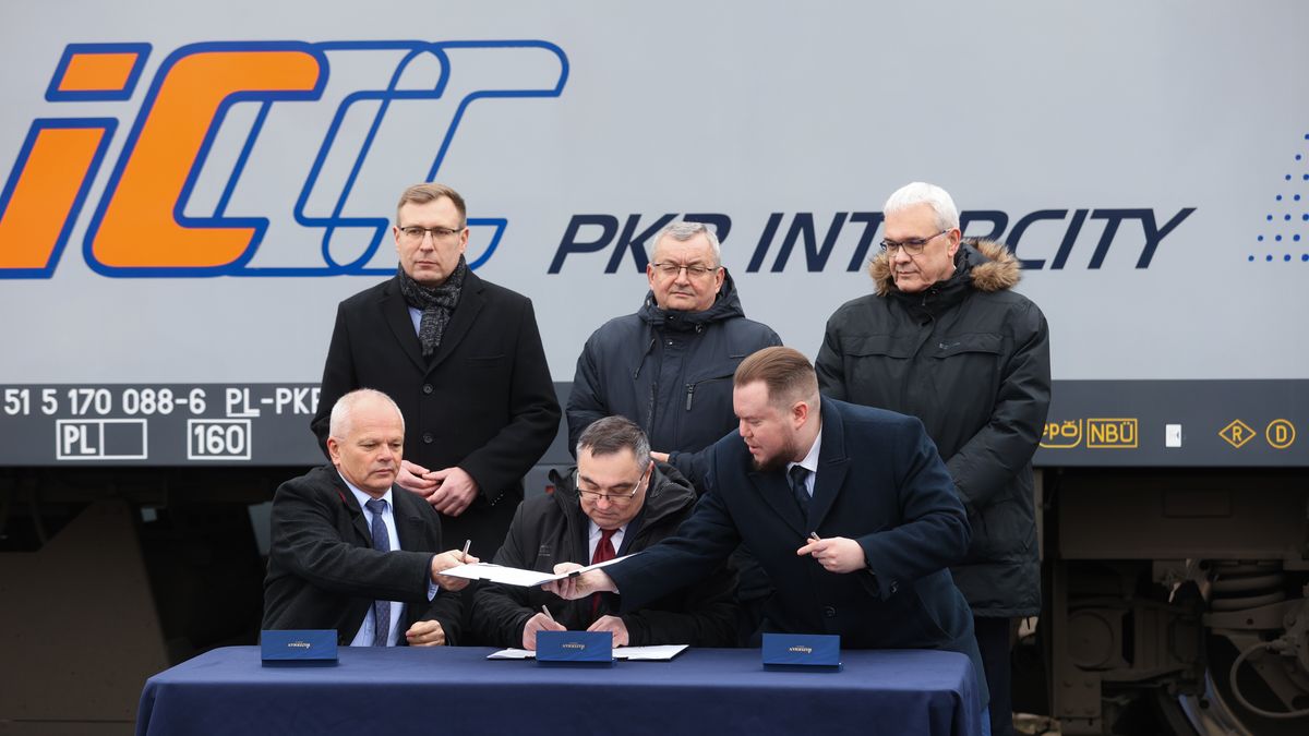 Na djęciu ministrowie i przedstawiciele obu spółek podpisujący umowę