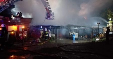 Kościerzyna. Gigantyczny pożar stolarni. Ranny strażak