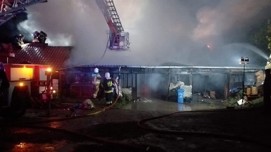 Kościerzyna. Gigantyczny pożar stolarni. Ranny strażak