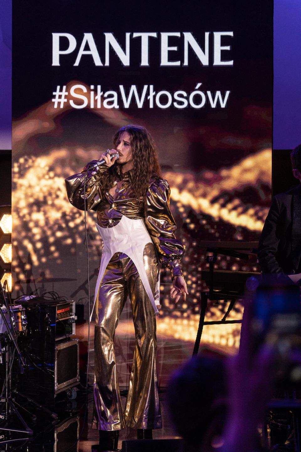 "Ozłocony" Michał Szpak WYWIJA CZUPRYNĄ promując znany szampon