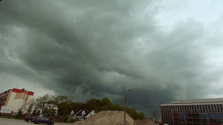 Burza zbliża się do Warszawy. To szeroki, a jednocześnie niski zimny front znad Danii