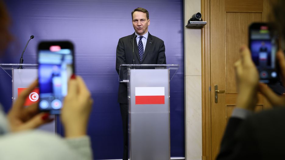 Warszawa, 09.12.2024. Minister spraw zagranicznych RP Radosław Sikorski odpowiada na pytania dziennikarzy, po wspólnej konferencji prasowej z ministrem spraw zagranicznych Tunezji Mohamedem Ali Naftim, po spotkaniu w siedzibie Ministerstwa Spraw Zagranicznych w Warszawie, 9 bm. (mr) PAP/Leszek Szymański