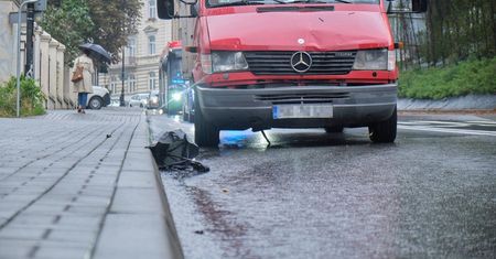 Potrącenie pieszej na przejściu w centrum miasta. W tym czasie padał deszcz