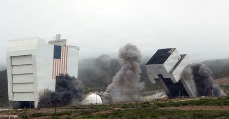 Dawne wieże startowe w Kalifornii wyburzone. Teraz wchodzi tam SpaceX