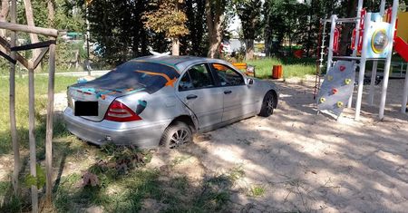 Pijany i agresywny 50-latek wjechał mercedesem na plac zabaw