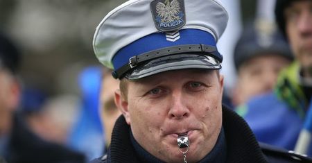 Przed parlamentem protest mundurowych ws. zasiłków chorobowych