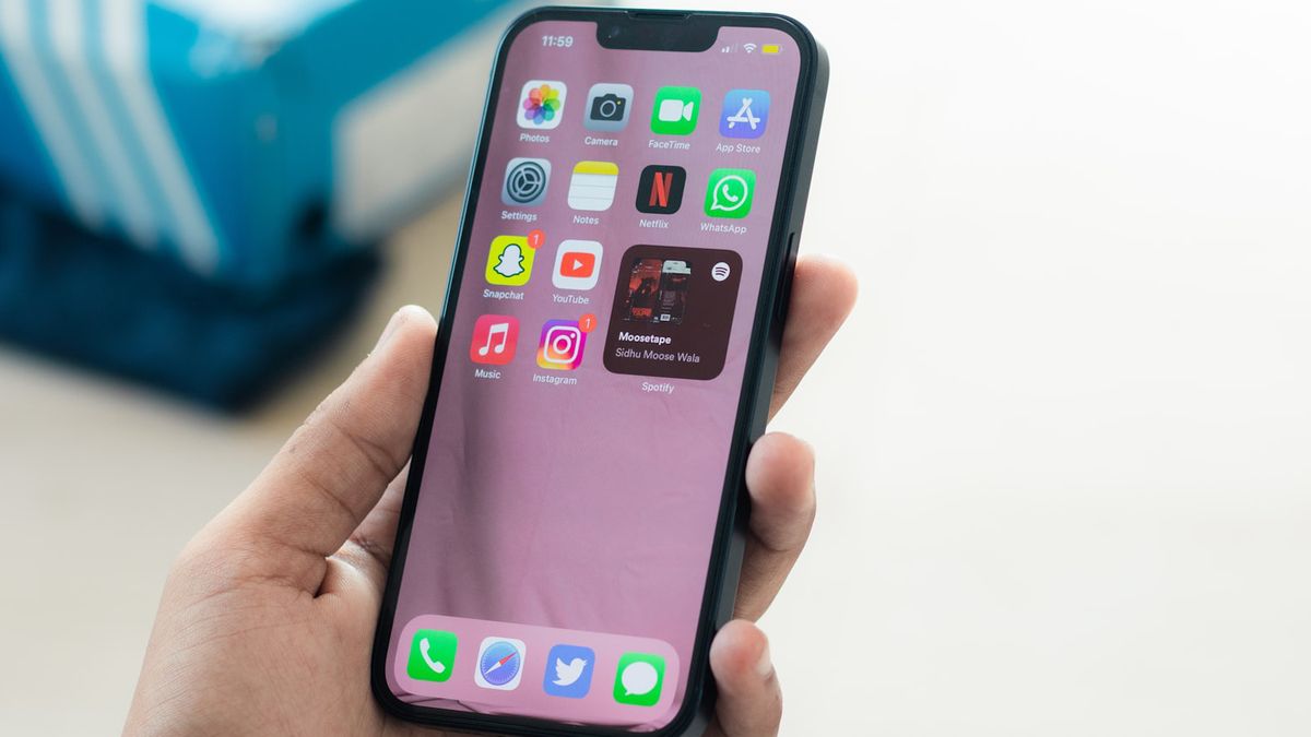 iPhone 14 może zostać lata świetlne za konkurencją. Apple ma problem z ekranami 1