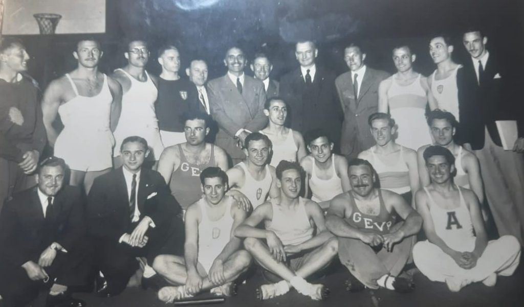 Stanisław Petkiewicz (stoi w środku, w górnym rzędzie) nie zapomniał o sporcie fot. Michał Hasik