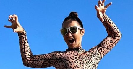 Gibka Kinga Rusin niczym dziki kot poluje na idealne ujęcie na greckich wakacjach: "DRAPIEŻNIE" (FOTO)