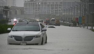 Dubaj pod wodą. Utknęły samoloty i luksusowe samochody