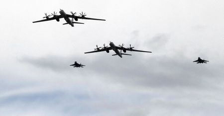 Przechwycili rosyjski Tu-142. Poderwano F-35 i F-22