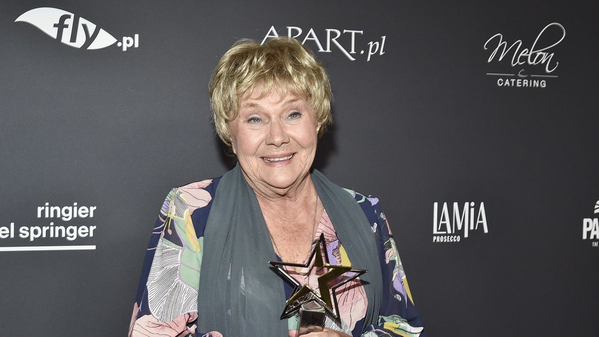 scena z: Teresa Lipowska, SK:, , fot. Niemiec/AKPA
czerwiec 2024, gala, Gala Gwiazd Plejady 2024, Gwiazdy na Gali Plejady, portret, statuetka, Teresa Lipowska