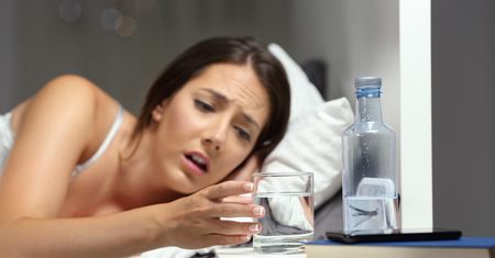 Stawiasz szklankę wody przy łóżku? Ten błąd jest powszechny