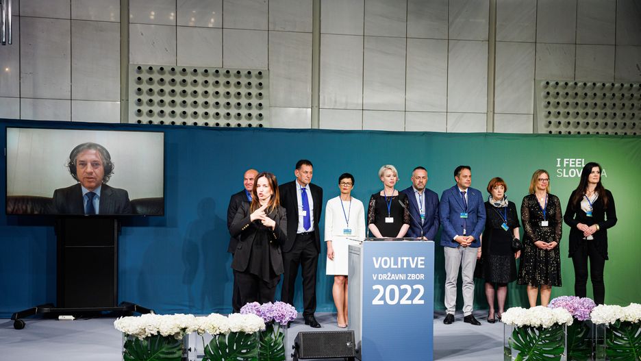 obert Golob (L), przewodniczący Ruchu Wolności, przemawia za pośrednictwem łącza wideo na konferencji prasowej po zwycięstwie w słoweńskich wyborach parlamentarnych. Ruch Wolności kierowany przez Roberta Goloba wygrał słoweńskie wybory parlamentarne, znacznie wyprzedzając Słoweńską Partię Demokratyczną (SDS) premiera Janeza Jansy.