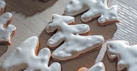 Co roku w listopadzie piekę pierniczki Katarzynki. Są aromatyczne i pulchne, a lukier lśni i nie pęka