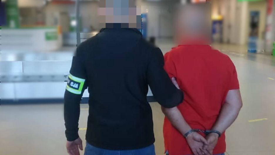 Na lotnisku w Modlinie zatrzymano mężczyznę poszukiwanego przez policję