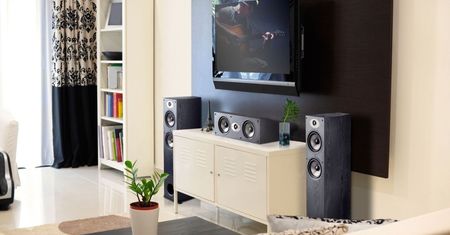 Wzmacniacze od Polk Audio i Definitive Technology z tabletami w komplecie