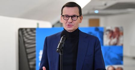Mateusz Morawiecki przyjął trzecią dawkę szczepionki. "Zaszczepienie to najlepszy prezent"