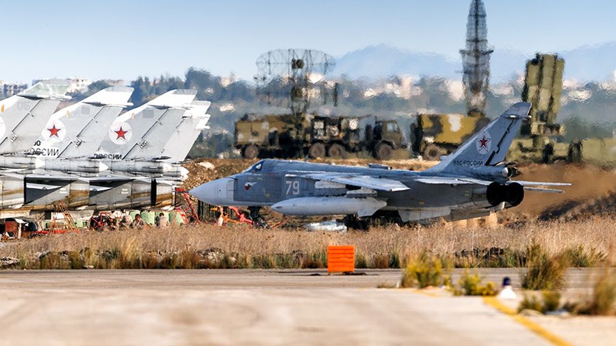 Radar 96L6 widoczny w tle