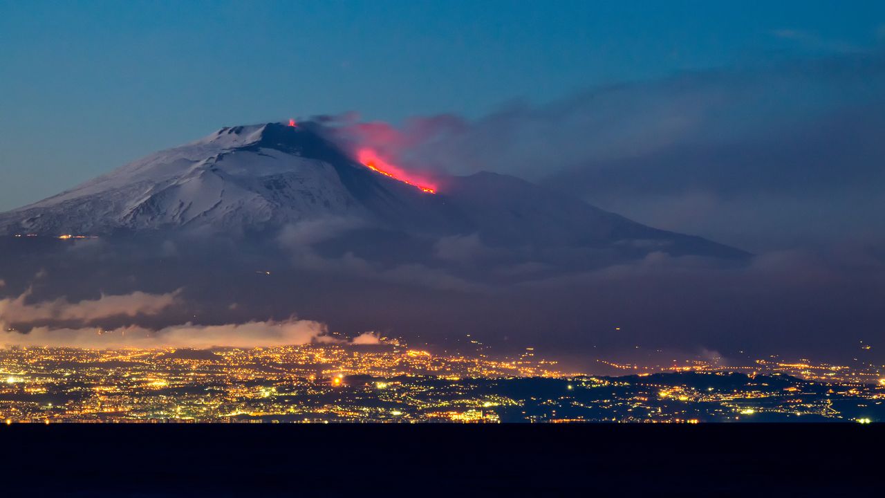 Etna daje o sobie znać. Nad Sycylią pojawiły się czarne chmury