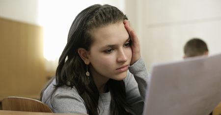 Nie idą na studia, bo "bez nich zarobią więcej". Ekspertka: to pułapka