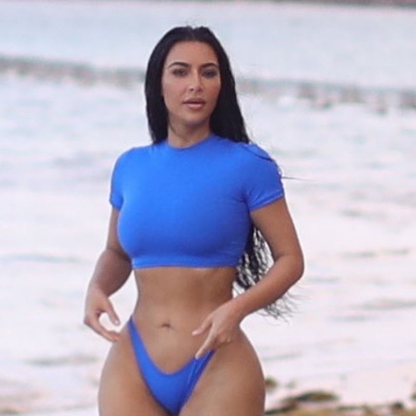 Kim Kardashian prezentuje słynne krągłości podczas sesji na plaży