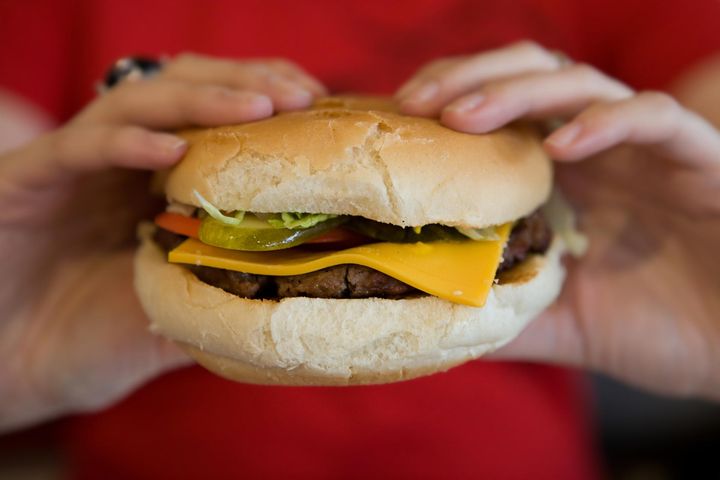 Pilnie wycofują burgera. Możliwe zanieczyszczenie plastikiem