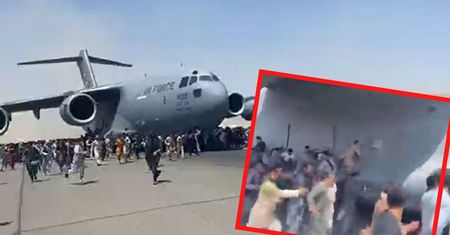 Kabul. Amerykański samolot "oblepiony" ludźmi. Wstrząsające sceny na lotnisku