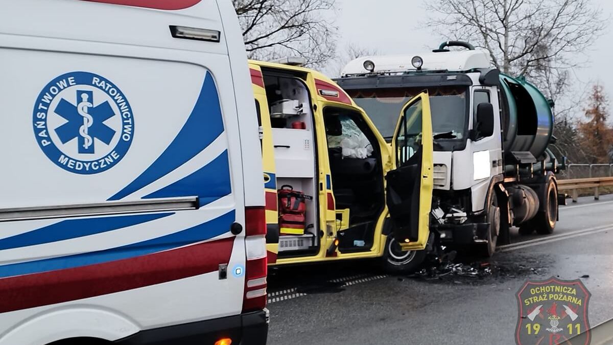 Zderzenie karetki z szambiarką na drodze krajowej nr 17 w Rykach