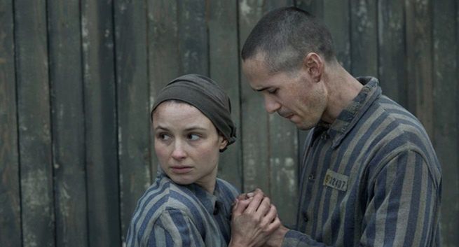 Dlaczego holo-polo to nowa moda? Recenzja serialu „Tatuażysta z Auschwitz” SkyShowtime