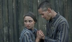 Dlaczego holo-polo to nowa moda? Recenzja serialu „Tatuażysta z Auschwitz” SkyShowtime