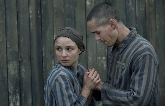 Dlaczego holo-polo to nowa moda? Recenzja serialu „Tatuażysta z Auschwitz” SkyShowtime