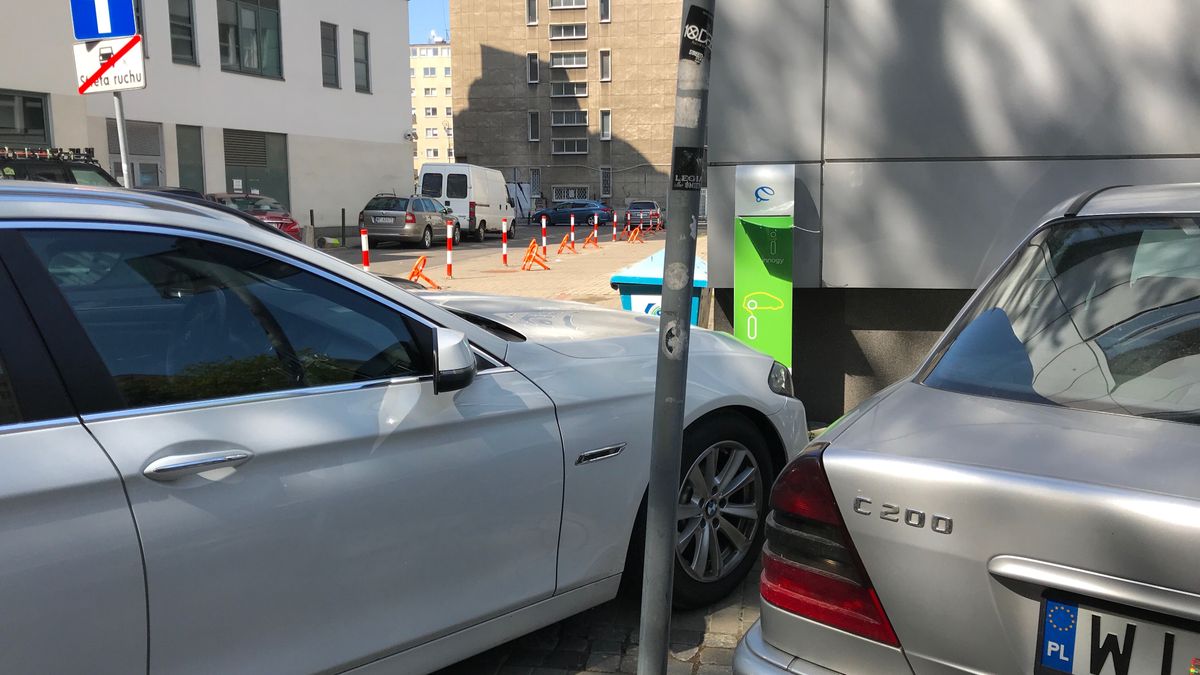 Po co ładowarka, do której nie da się dojechać?