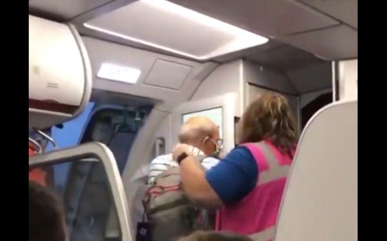 Pasażer zwrócił uwagę na brak maseczki. Wyrzucono go z samolotu