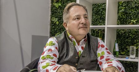 Robert Makłowicz przed laty. Od dawna robił przed kamerami show. Stare nagranie jest hitem