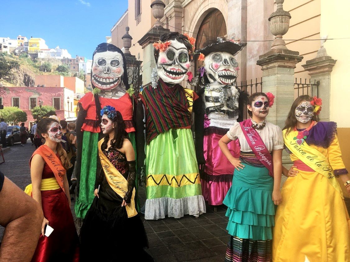 Fiesta latina i azjatycki mistycyzm. Świętowanie na świecie