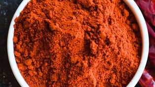 Po tę przyprawę warto sięgać zimą. Działa przeciwbólowo i poprawia krążenie